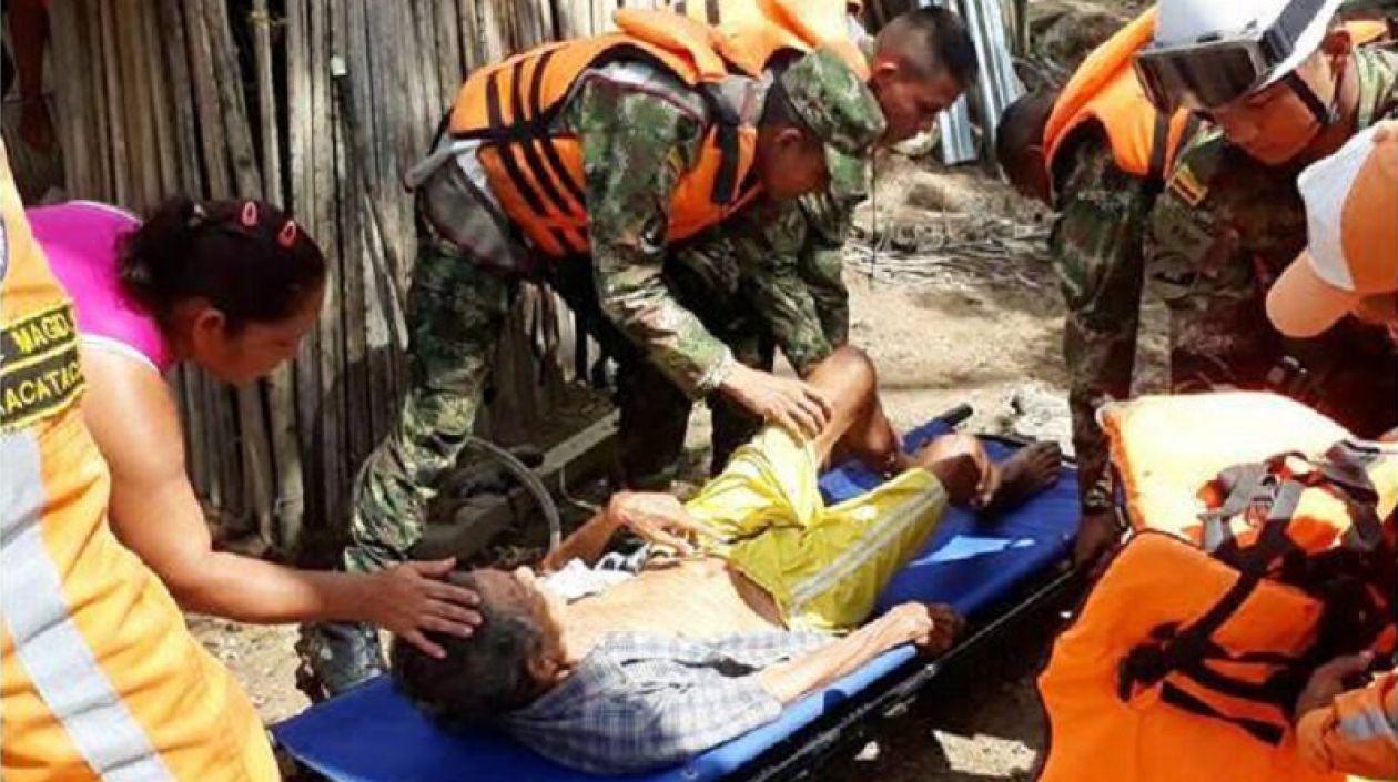 Personal del Ejército atendiendo personas afectadas.
