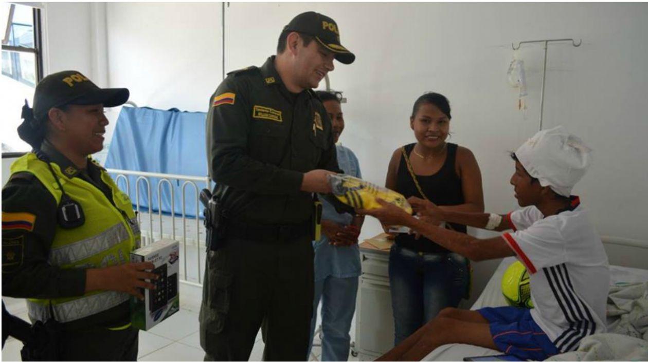 El menor recibió varios regalos.