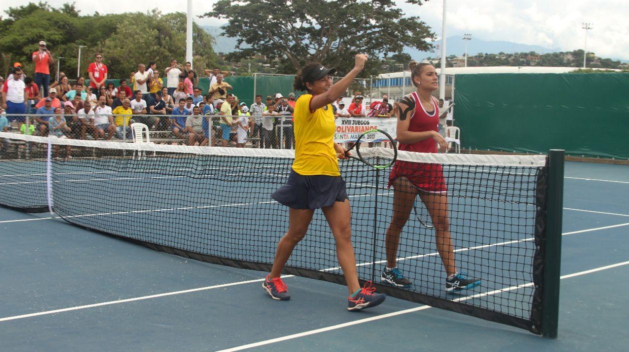 Mafe Herazo celebrando su primero oro Bolivariano.