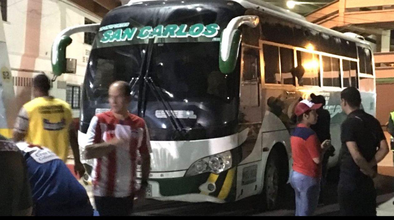 Delegación del Pasto negándose a descender en el Metropolitano exigiendo garantías.