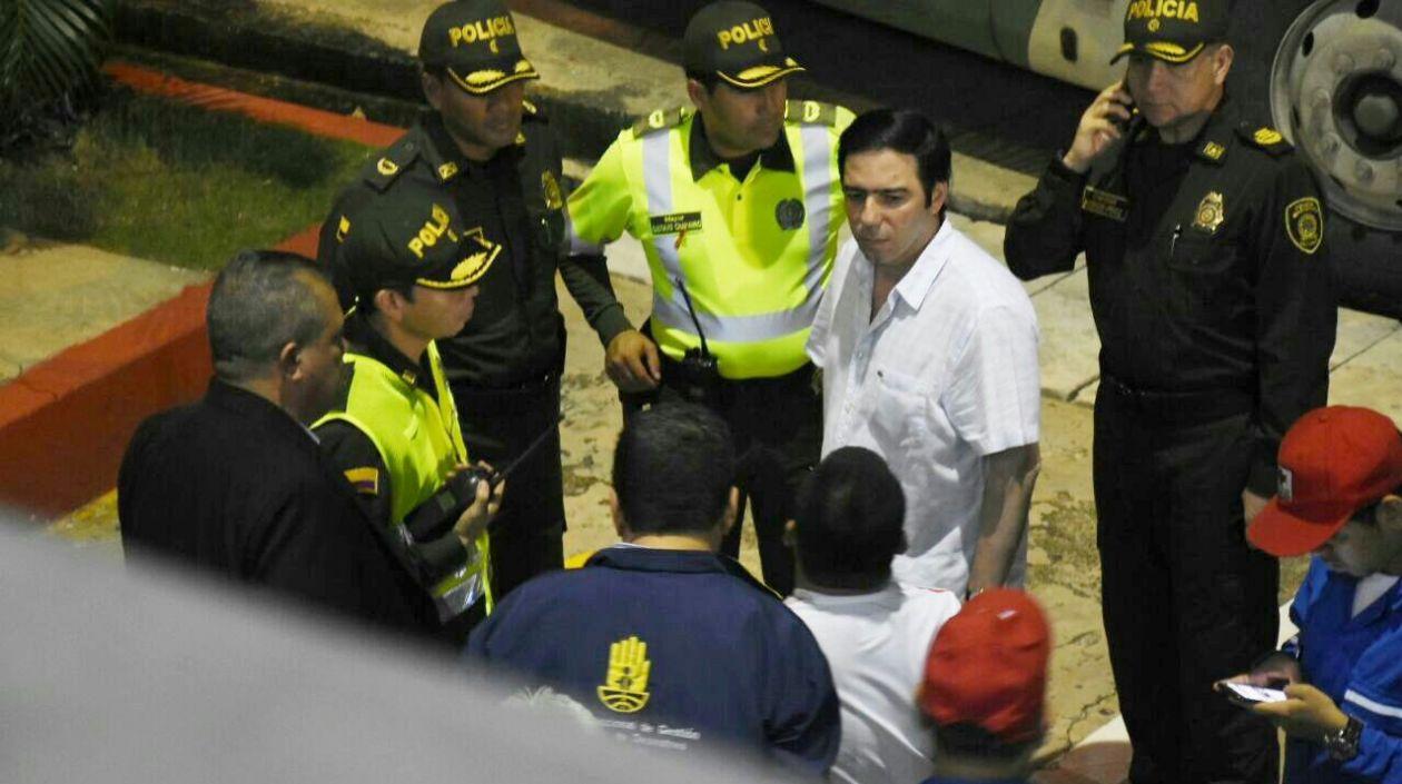 El presidente del Junior, Arturo Char, dialogando con las autoridades.