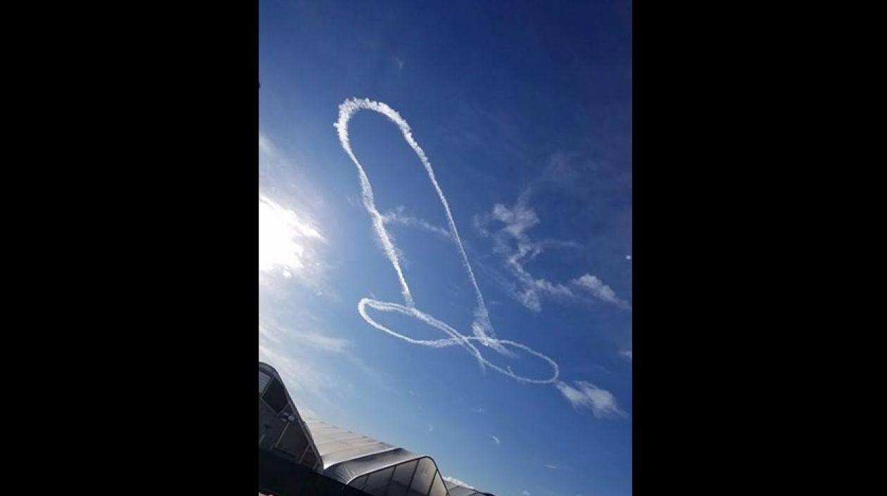 Imagen del pene en el cielo.