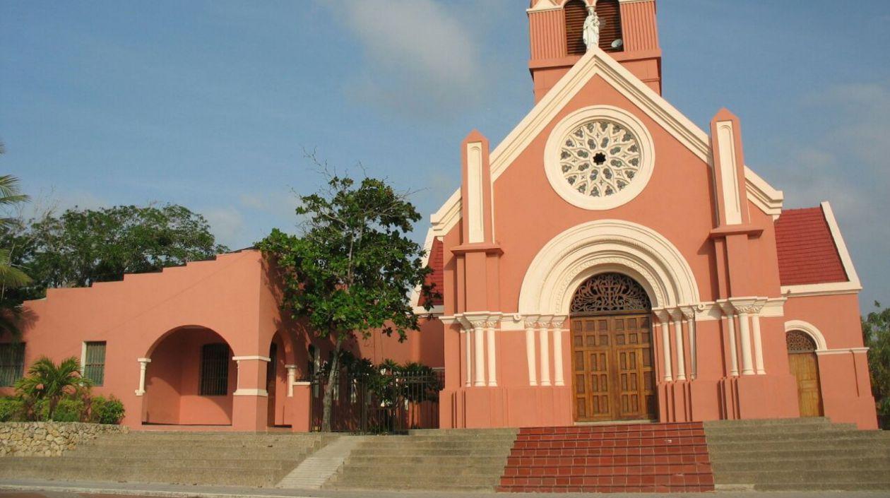 La iglesia y la casa cural.