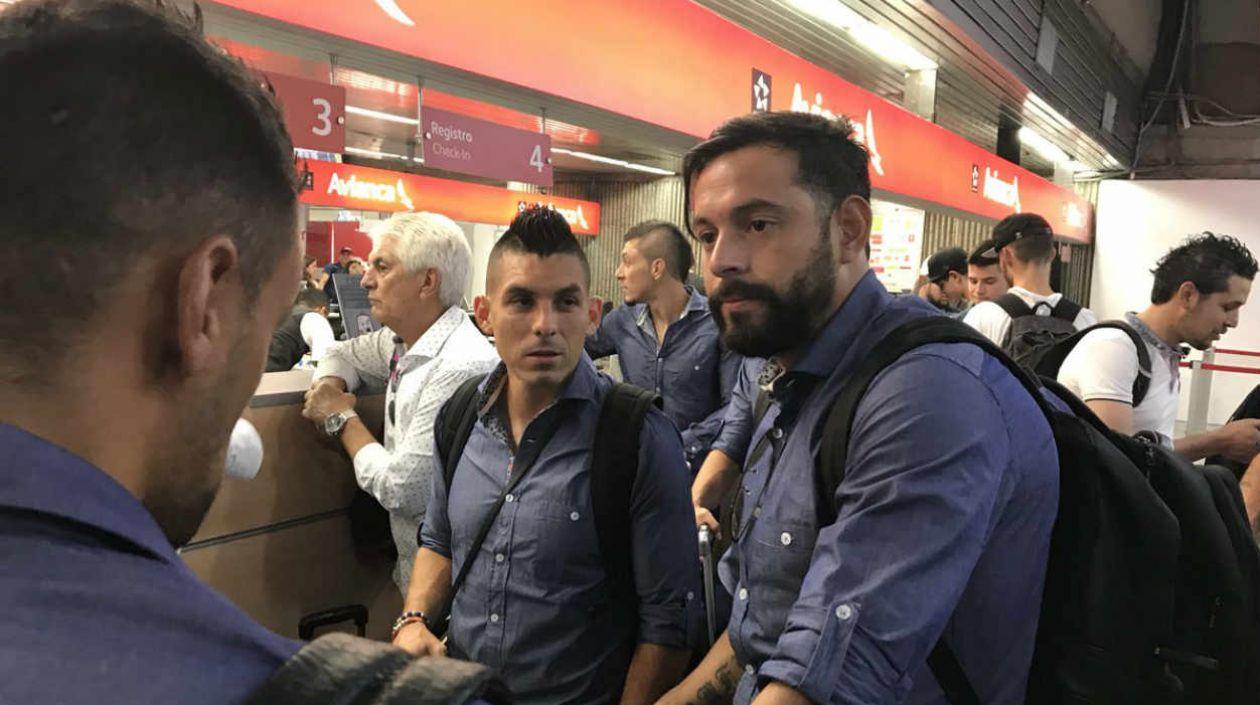 Matías Mier, Marlon Piedrahita, Jorge Aguirre, Julio Comesaña y Leonardo Pico hacen fila en la ventanilla de Avianca.