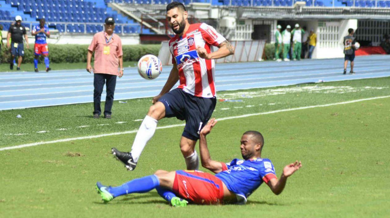 La lesión de Jonathan Ávila se produjo en esta acción. 