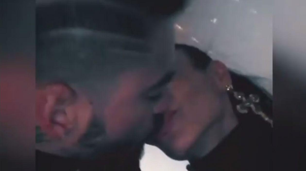 Maluma dándole un beso a su tía Yudy Arias.