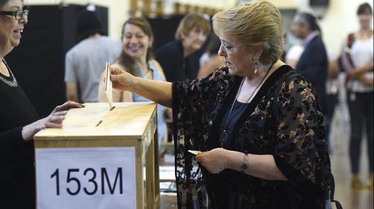 La Presidenta Michelle Bachelet, depositando su voto.