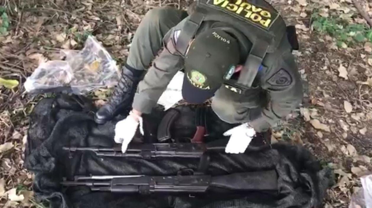 Agentes del Gaula desentierran los fusiles del Clan del Golfo.