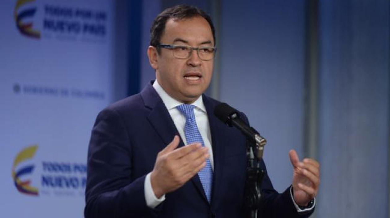 La Procuraduría abrió la semana pasada indagación preliminar contra Prada por "presuntas irregularidades".