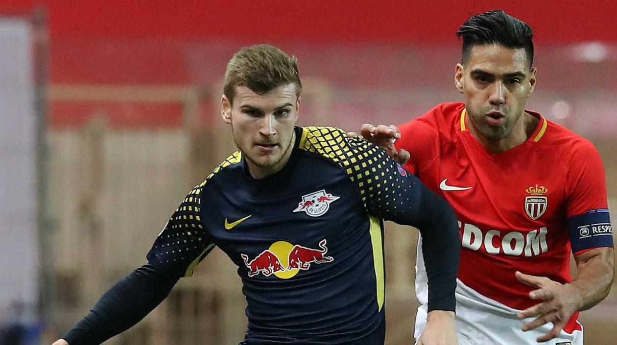 Falcao García disputa la pelota con un rival. 