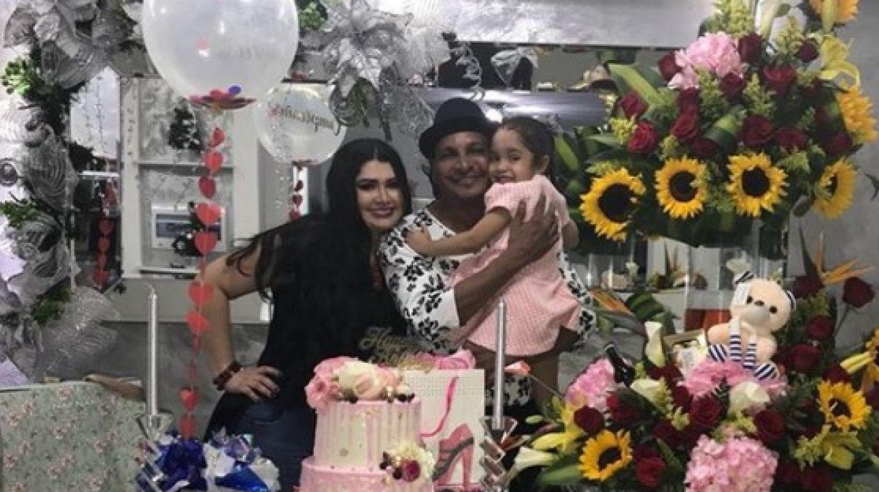 Farid Órtiz junto a su esposa Karla Armella y su hija Mary Pau.