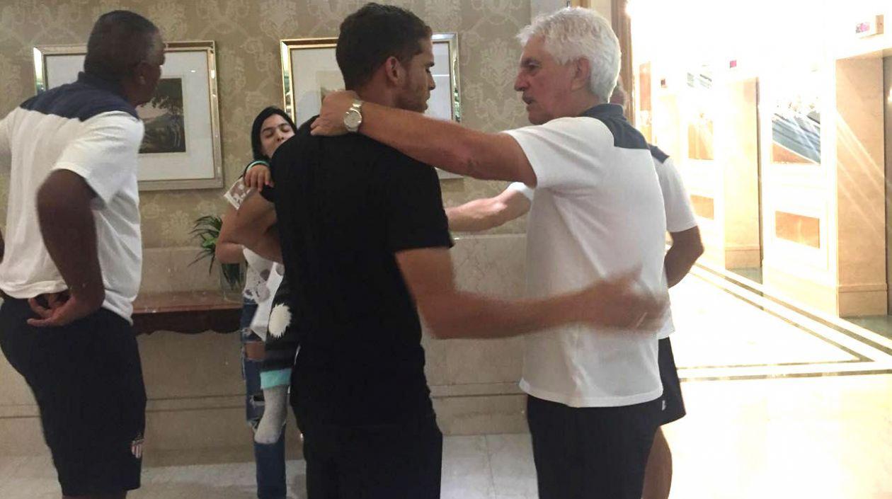 Gustavo Cuéllar saludando al técnico juniorista, Julio Comesaña.