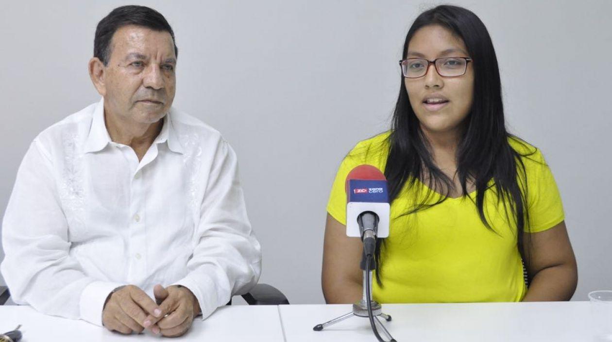 Licenciado Jorge Torres Díaz y la estudiante Massiel Gutiérrez Paz.