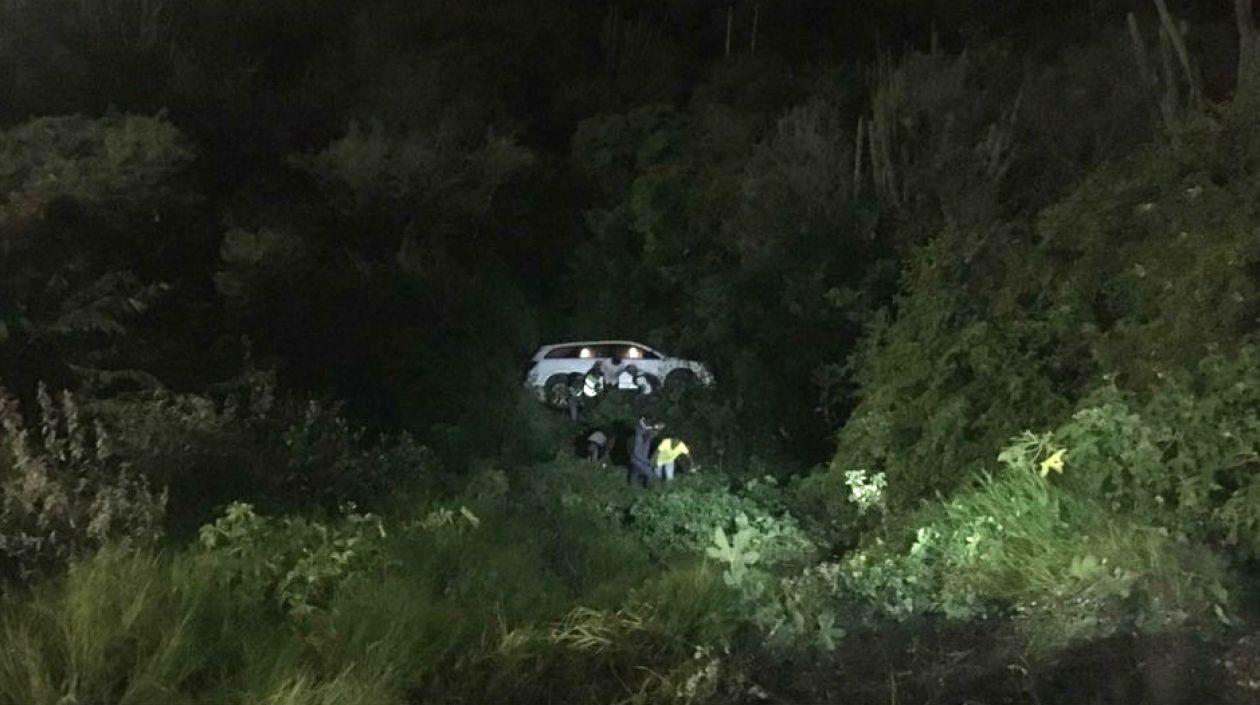 Transeúntes que pasaban por el lugar tomaron fotografías del accidente.