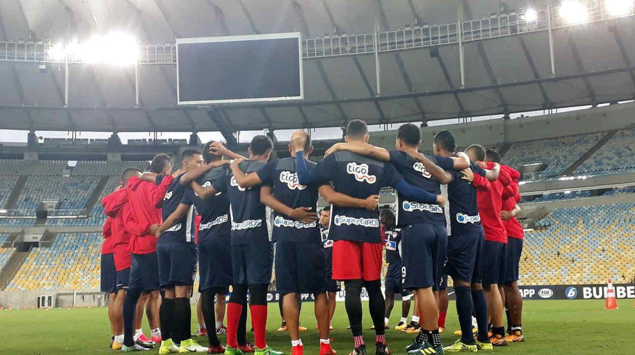 Reunión de los jugadores de Junior antes de iniciar el partido. 