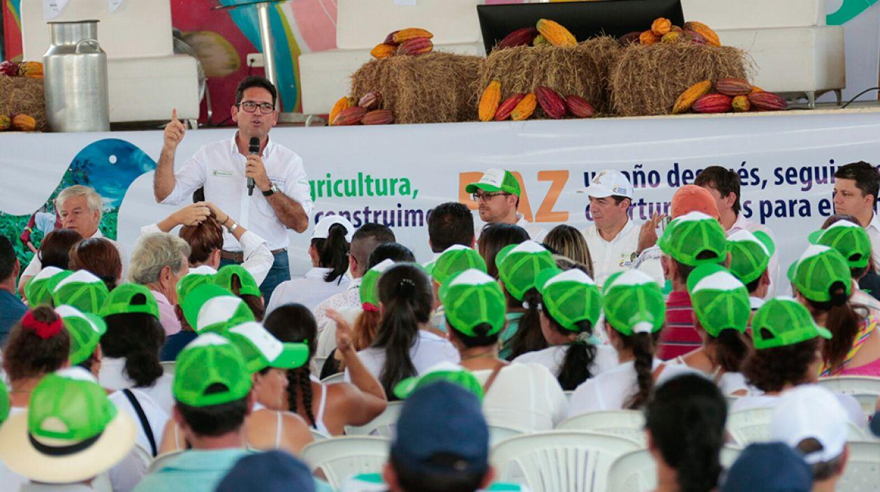 “Es un país que debe volver a la ruralidad. Este no puede ser un país urbano" dijo el ministro en Mesetas.