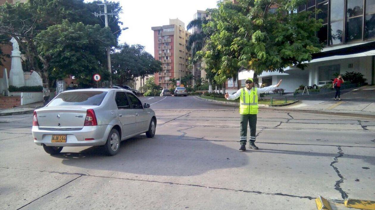 Un orientador apoyando el tránsito en la Calle 80 con Carrera 51B.
