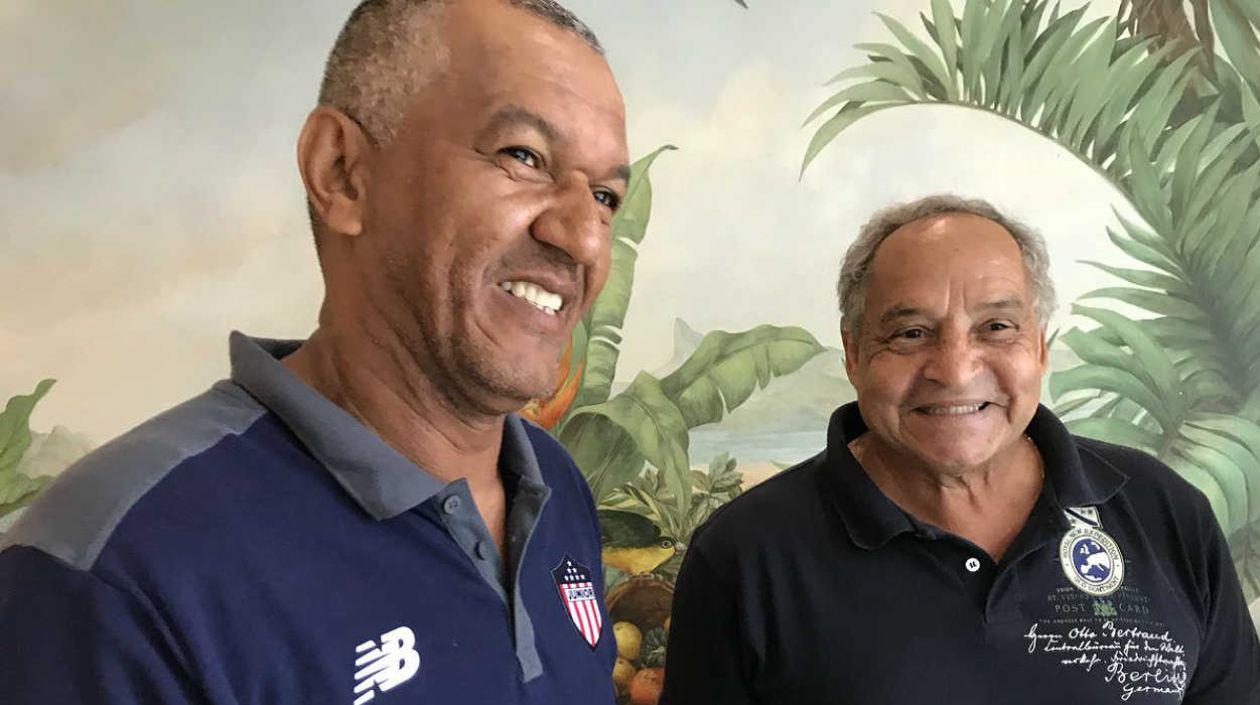 Diego Rojas, preparador de arqueros de Junior, y Víctor Ephanor, leyenda del equipo. 