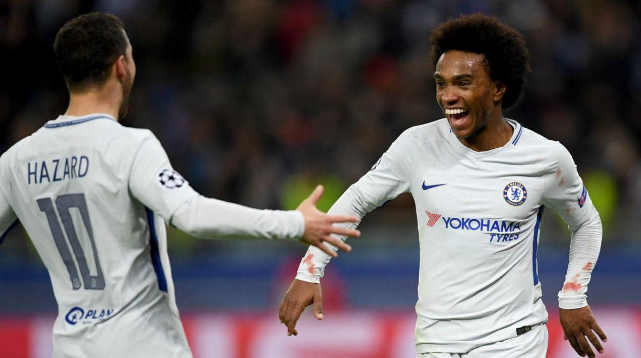 Eden Hazard se felicita con William. 