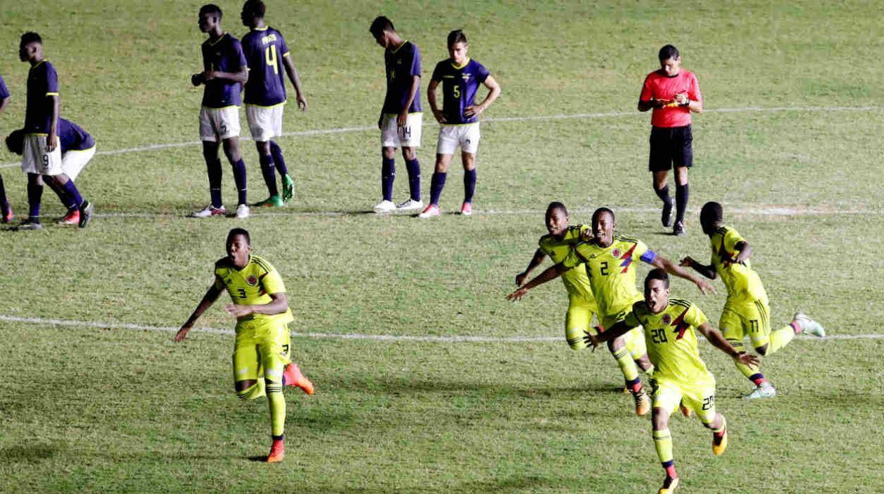 Jugadores de Colombia celebran el oro.