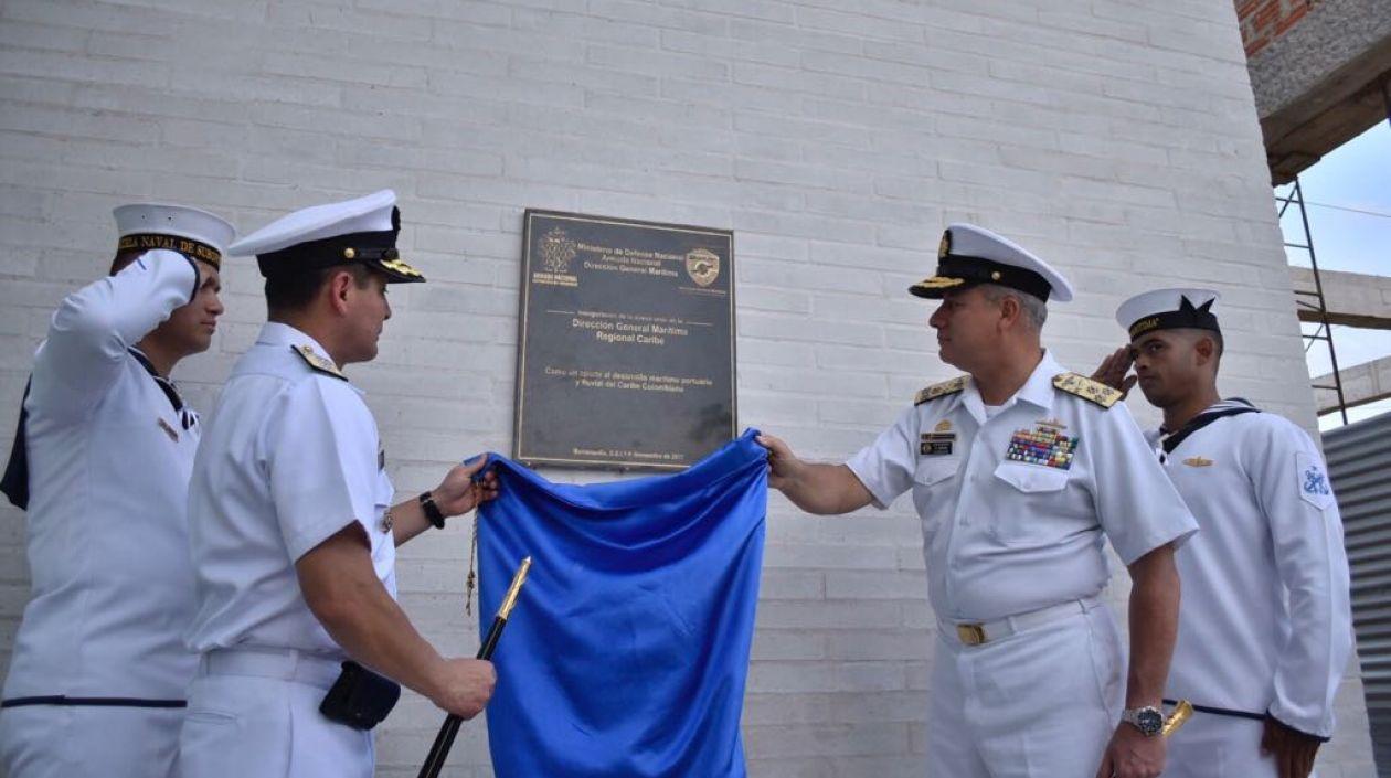 El Vicealmirante, Ernesto Durán González, Comandante de la Armada Nacional, cuando inauguraba el edificio.