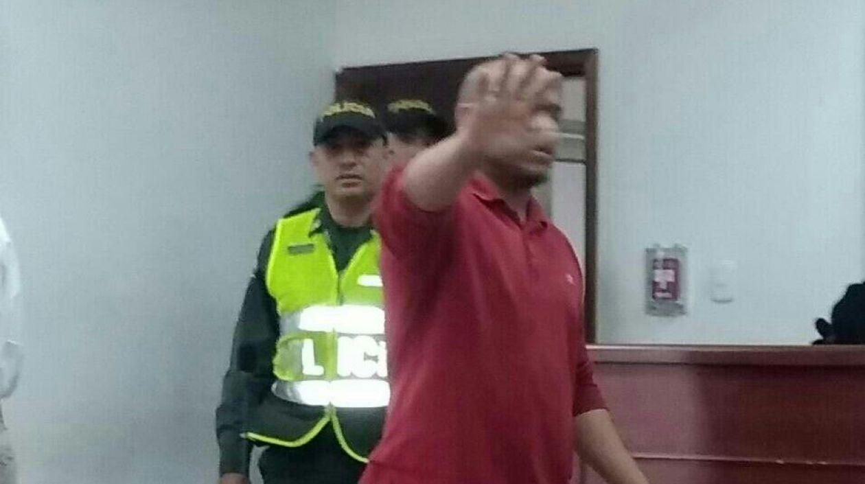 Jonathan Berdugo Bolaño tapó su cara ante las cámaras en la audiencia.