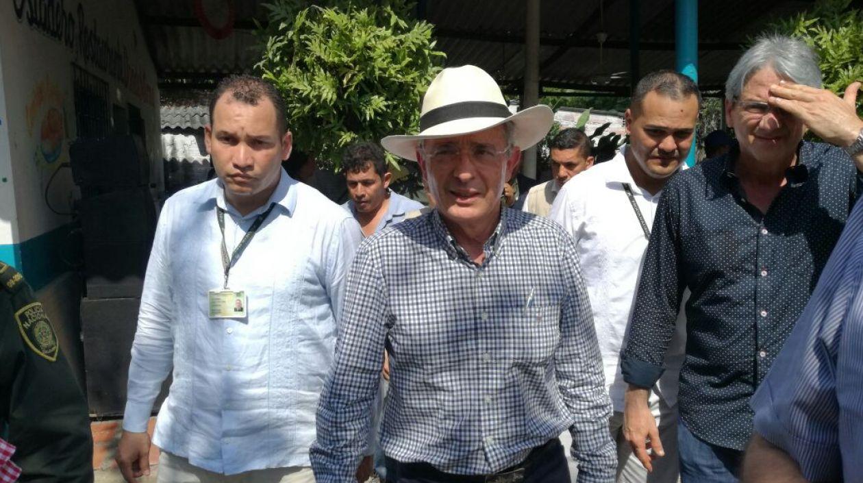 El expresidente Uribe a su llegada al aeropuerto de carga. 