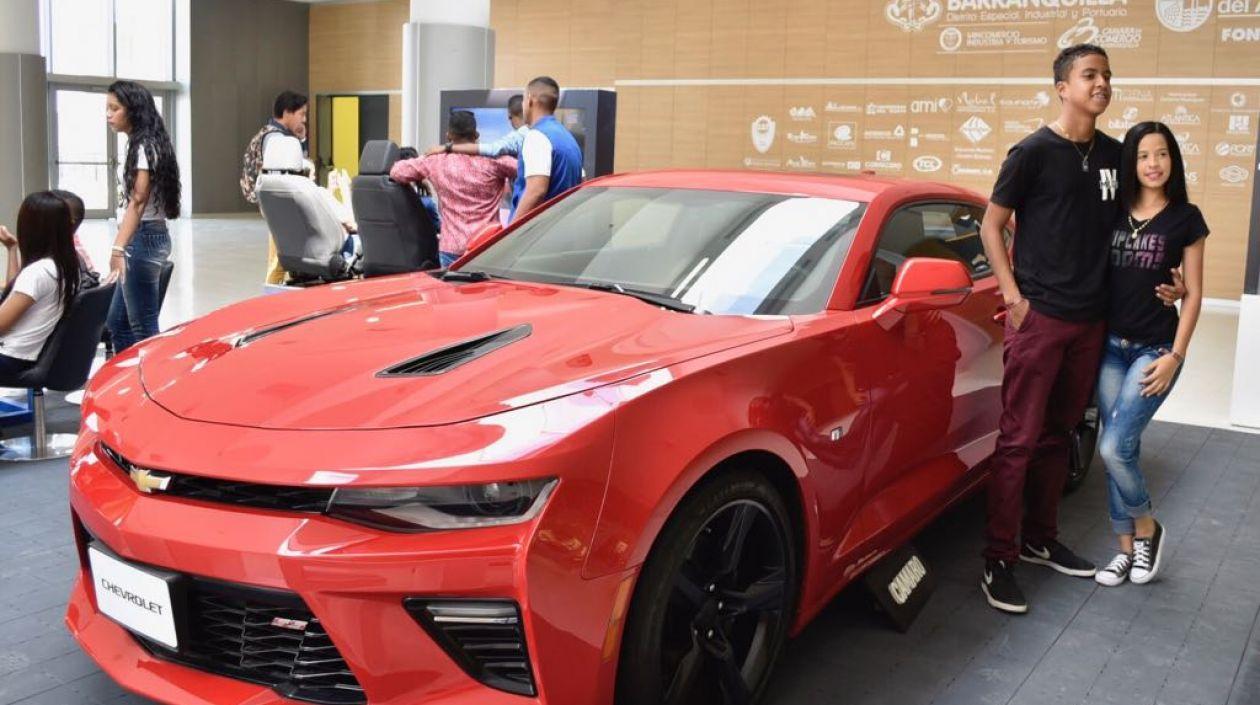 Los jóvenes aprovecharon los autos lujosos para tomarse fotos.