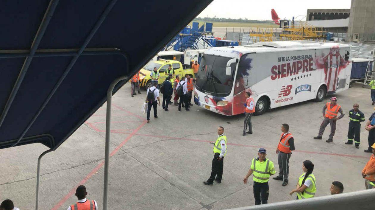 Bus de Junior espera a los jugadores en la pista del aeropuerto. 