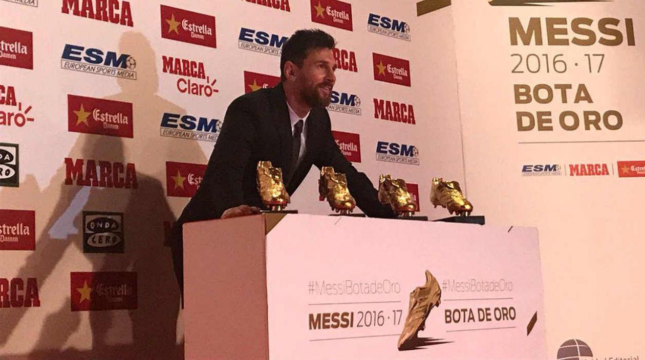 Lionel Messi posa con sus cuatro botas de oro. 