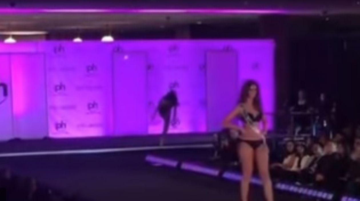 Caída de Miss Nepal.