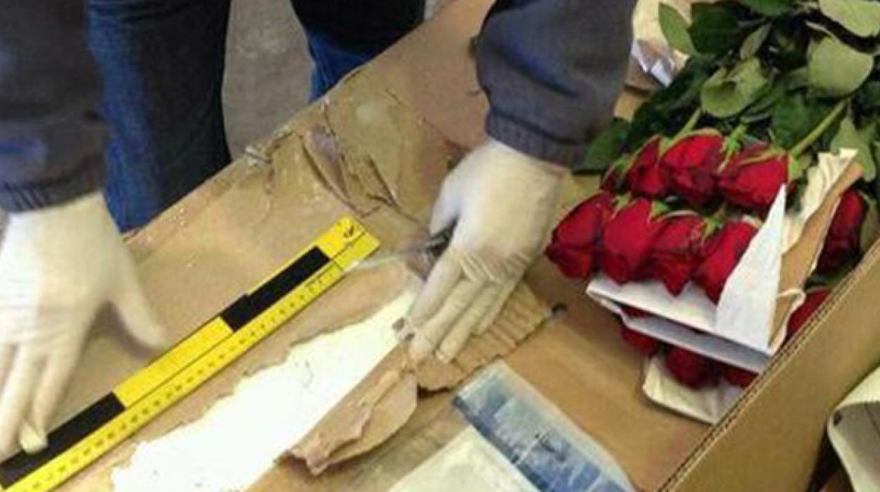  Los capturados manipulaban las cajas cargadas con flores con fines delictivos.