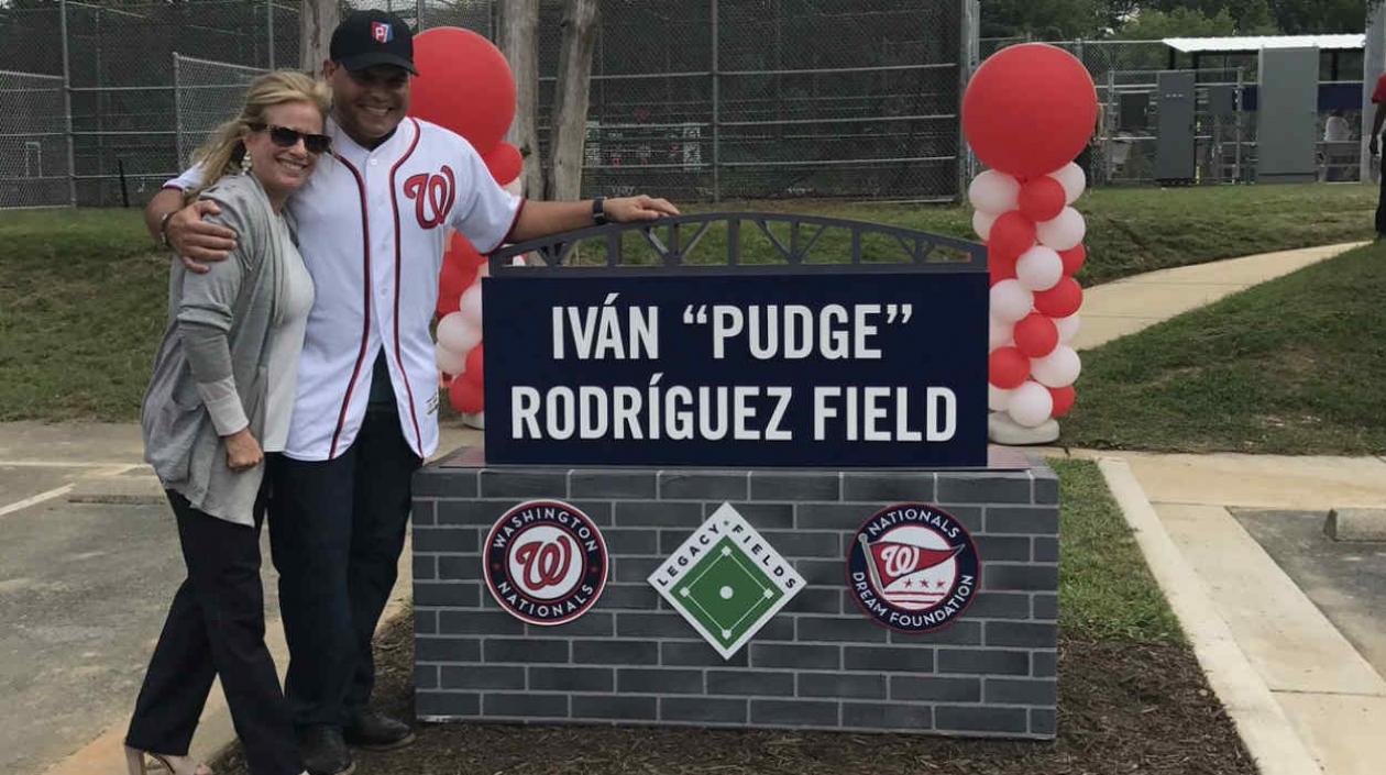 Iván Rodríguez y su esposa al lado del campo que fue bautizado en su honor. 