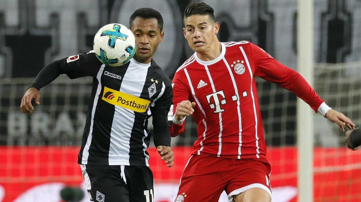 Rafael disputa la pelota con James Rodríguez. 