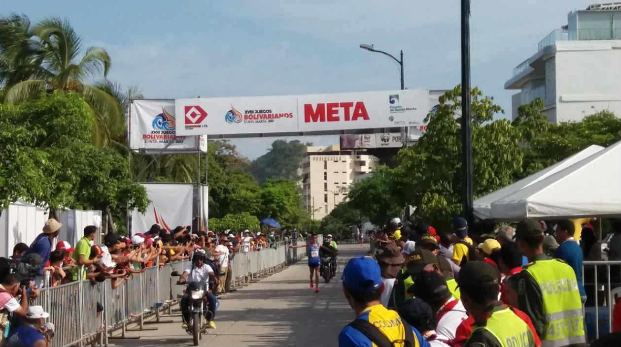 Jeison Suárez cruza primero la meta. 