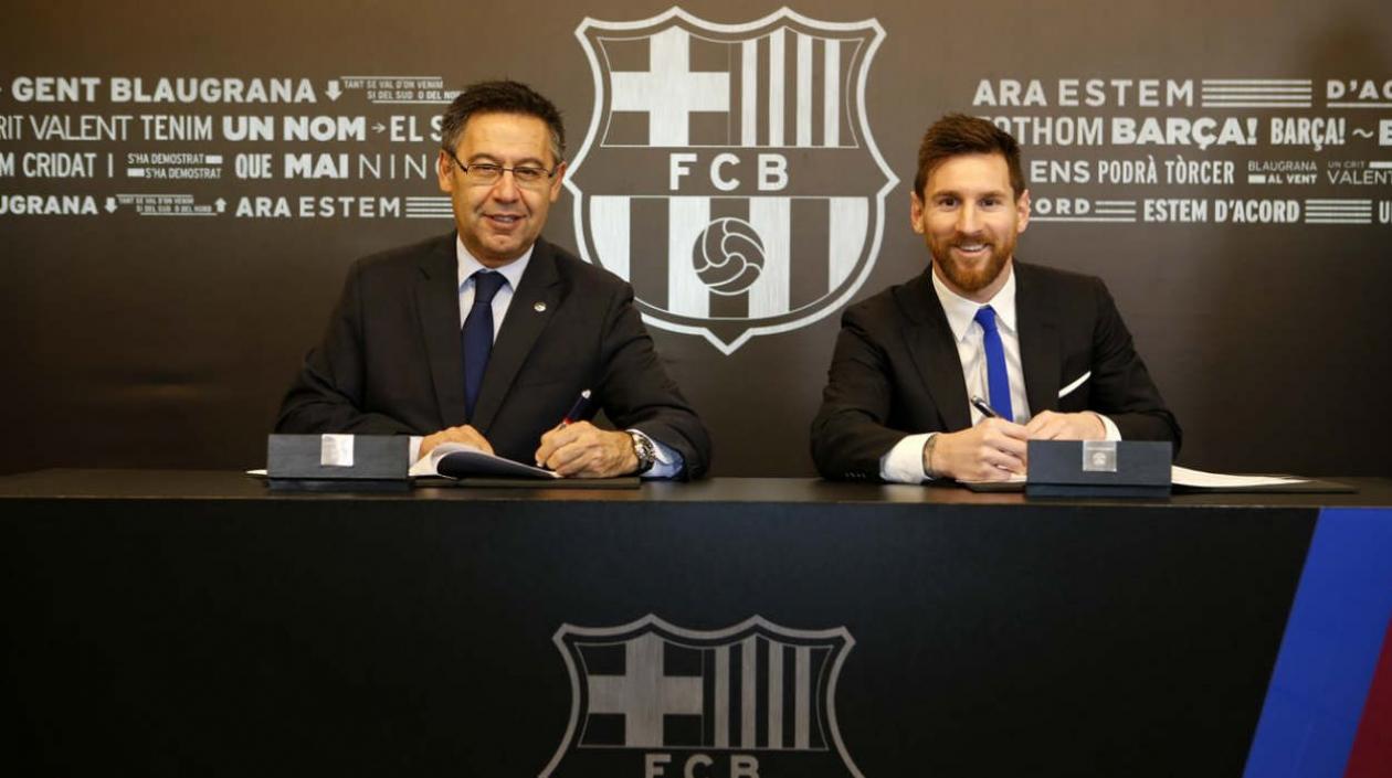 Lionel Messi firma su nuevo contrato con el Barcelona. 