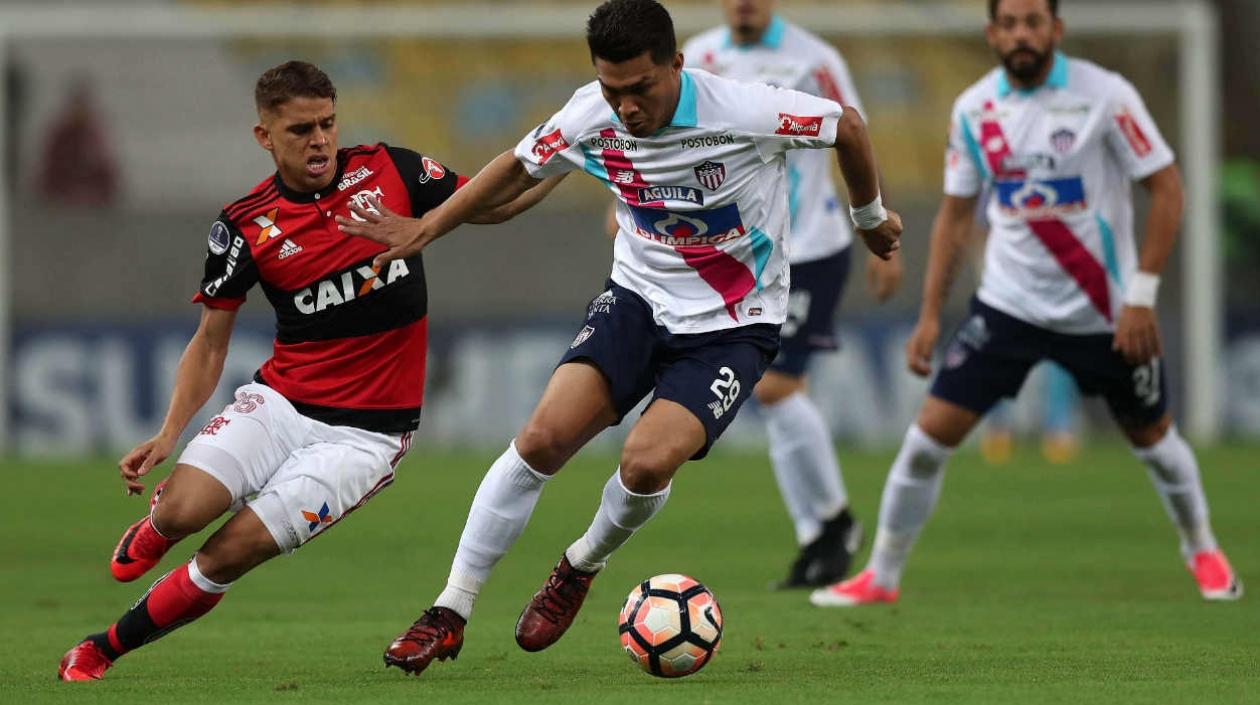 Teófilo Gutiérrez disputa una pelota con Gustavo Cuéllar. 