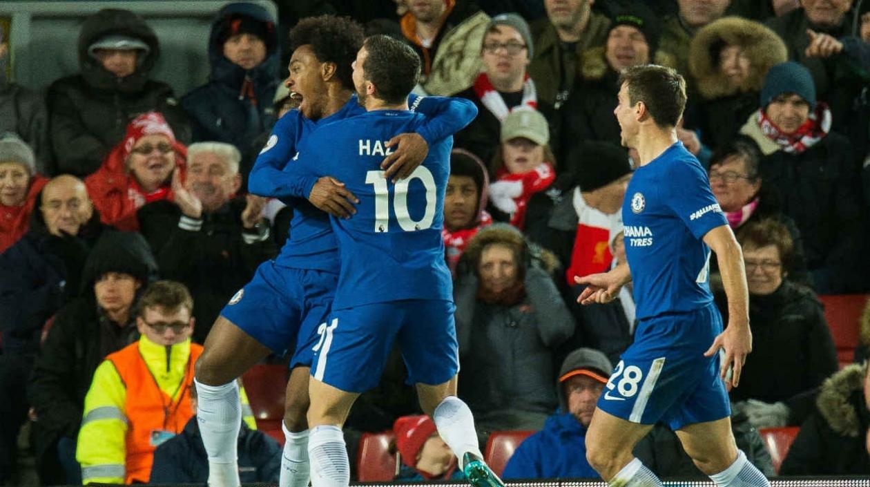 William celebra la anotación con sus compañeros. 