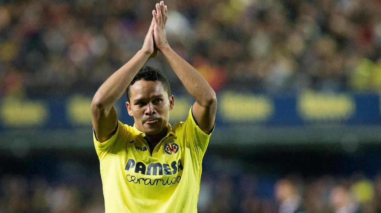 Carlos Bacca prefirió no celebrar su golazo, por respeto a los hinchas de Sevilla.