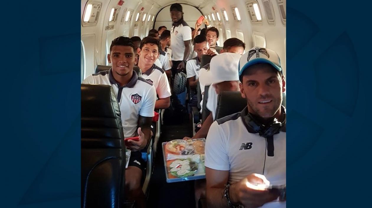 Jugadores de Junior en el vuelo rumbo a Cali. 