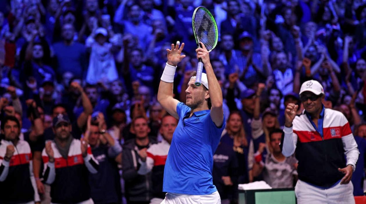 Lucas Pouille celebra el triunfo ante los aficionados. 