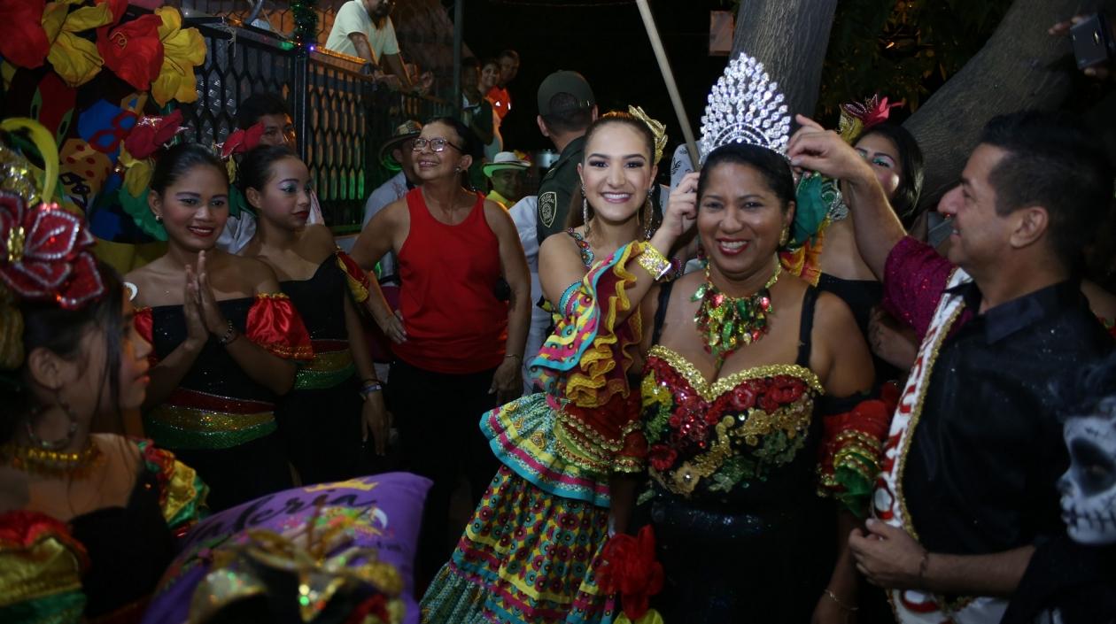La reina Valeria exaltó a Magaly Salas, directora del Garabato de la Ocho.