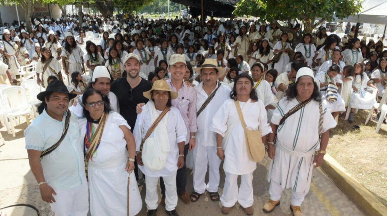 En la foto, las partes tras el convenio firmado.