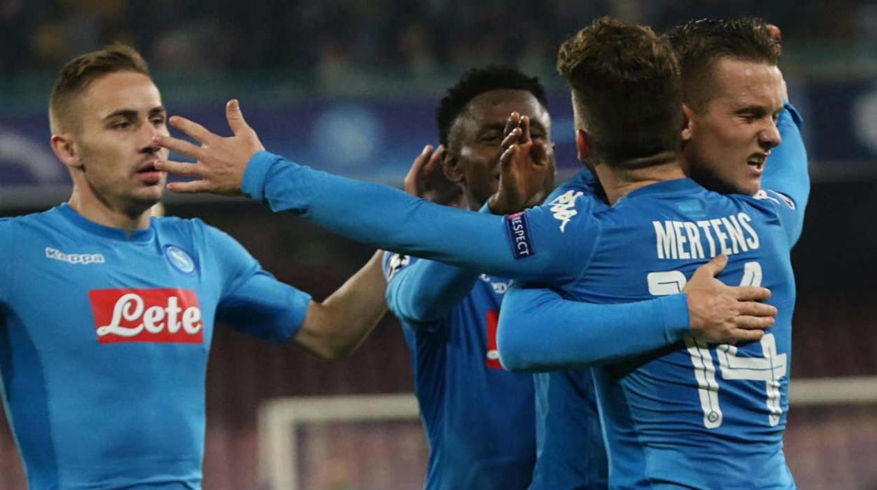 El jugador del Napoli Piotr Zielinski (d) celebra con sus compañeros después de anotar.