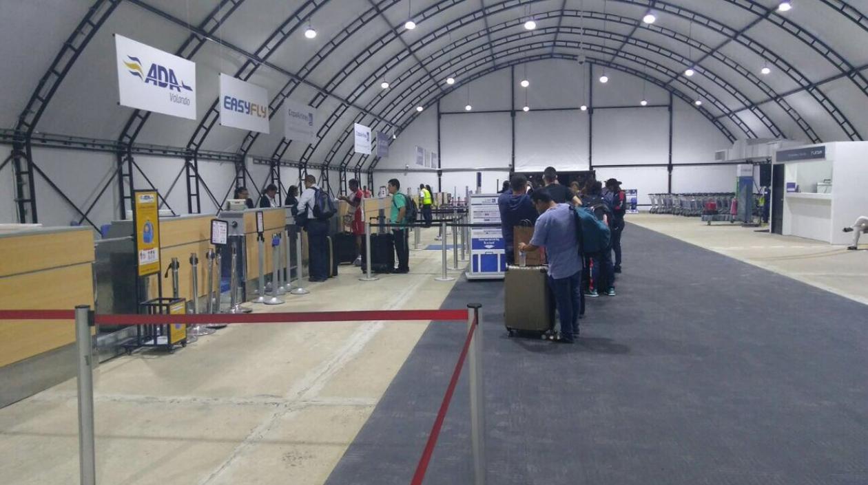 "Ya estamos operando desde nuestra zona de chequeo temporal", indicó la administración del Aeropuerto de Barranquilla.