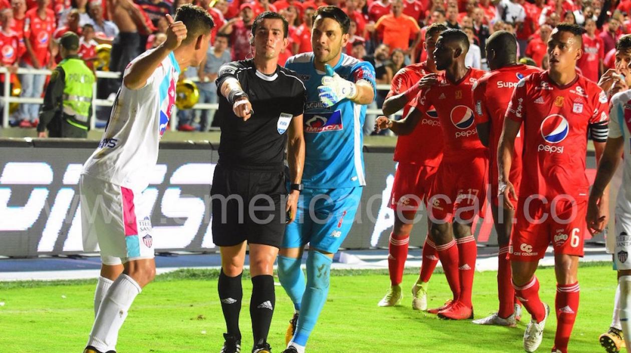 El capitán Sebastián Viera reclama una acción sancionada por el árbitro.