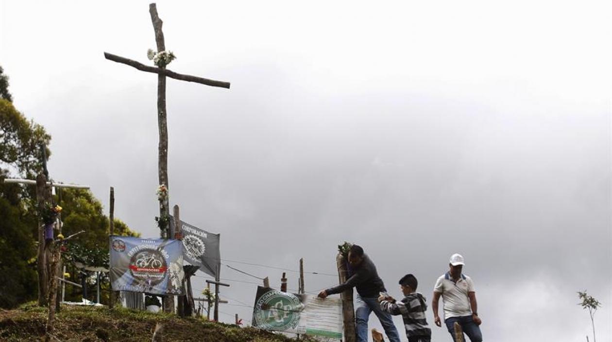 Habitantes del municipio la Unión llevaron detalles a la zona donde fue el accidente.