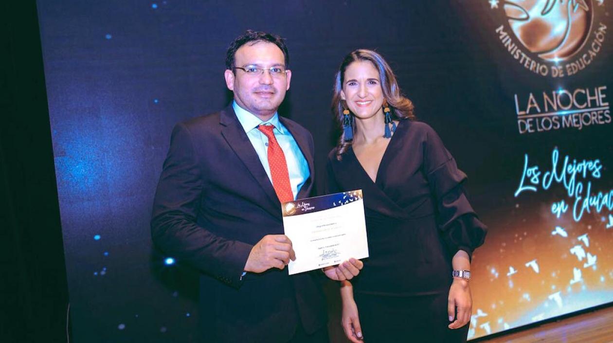 El Secretario Dagoberto Barraza recibiendo el reconocimiento de la Ministra Yaneth Giha.