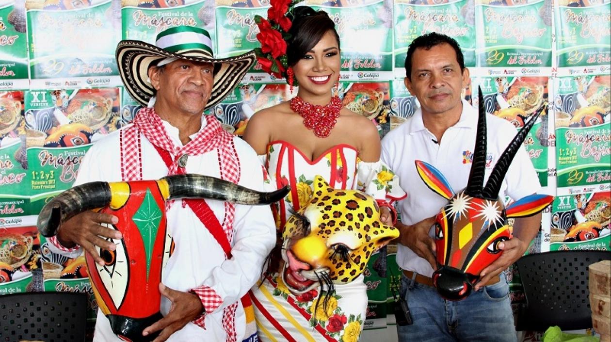 La reina central, Nicoll Martínez, con demás organizadores del evento.