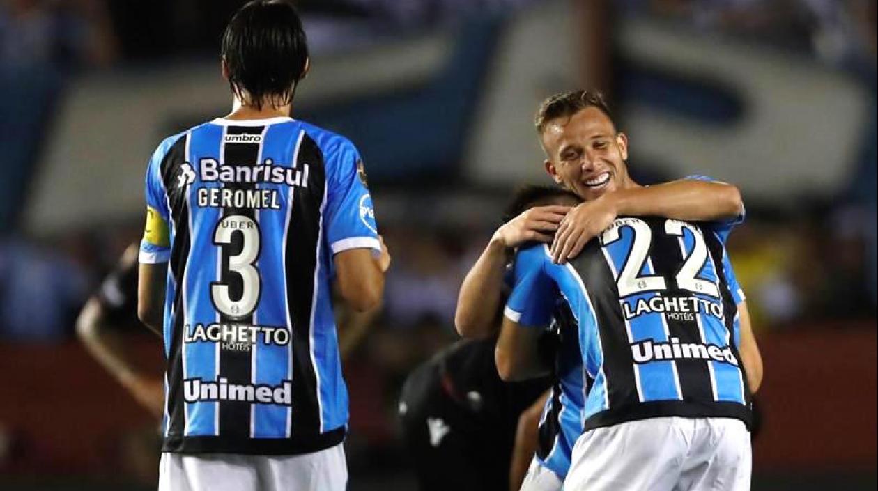 Jugadores del Gremio celebran el segundo gol de la noche.